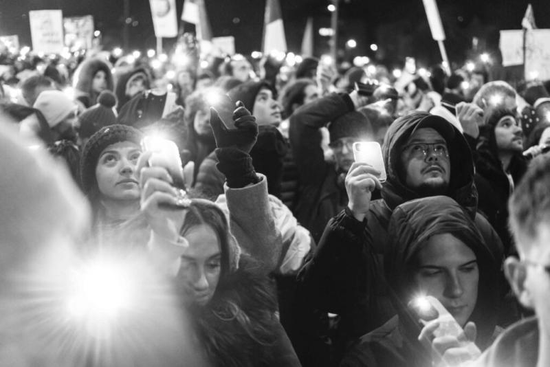 Hányan vettek részt Szávaszentdemeteren, és hányan demonstráltak Kragujevácon?