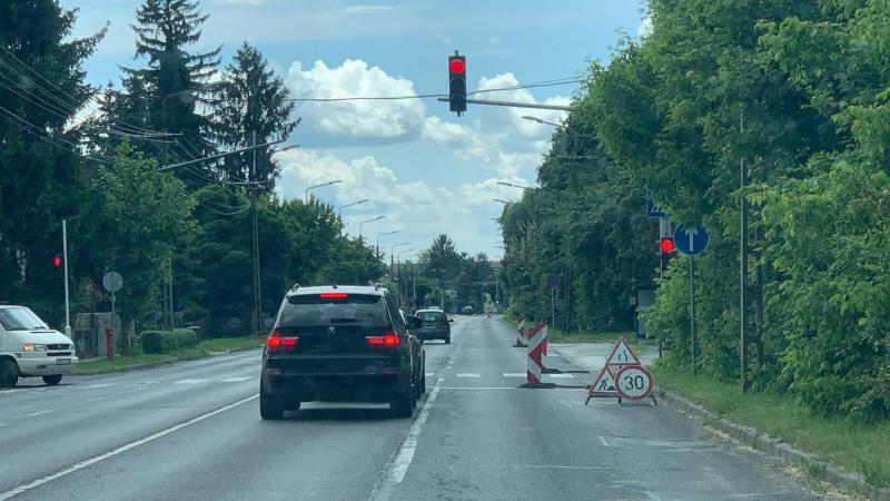 Sávszűkület – figyelmeztetünk előre: ez garantáltan meg fogja zavarni a nyugalmadat hétfő reggel, amikor az autódban ülsz.