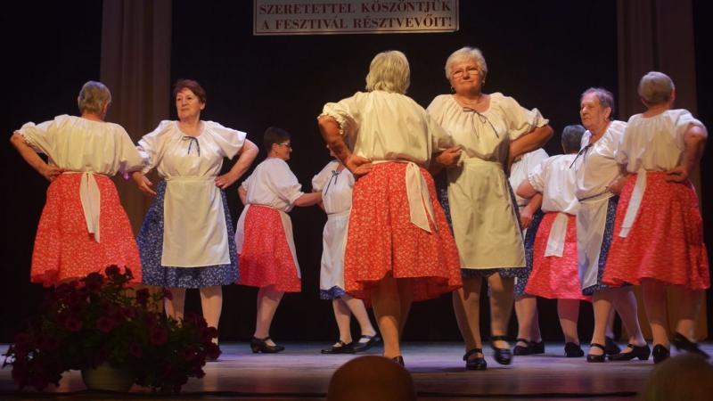 Húsz év, hatvan fesztivál – a színpadon a fellépők sorra váltották egymást, mintha csak egy varázslatos táncot járnának az idő ritmusára.