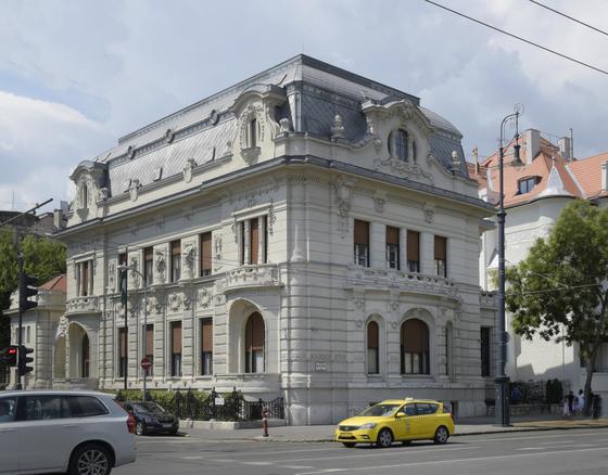 Tűzszerészek érkeztek a Fidesz Lendvay utcai irodájához, hogy elvégezzenek egy alapos ellenőrzést.