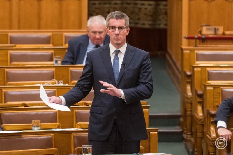 Kocsis Máté bejelentette, hogy az Országgyűlés nem fog szavazni az átláthatósági törvényről a nyári szünet előtt. Az ügy fontos, mivel a törvény célja a közszolgáltatások és közpénzek felhasználásának átláthatóságának növelése lenne. A döntés számos kérdé