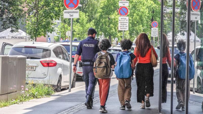 A lövöldözést követően a gyerekeket hazaszállították, míg másokat nem engedtek haza a zeneiskolából.
