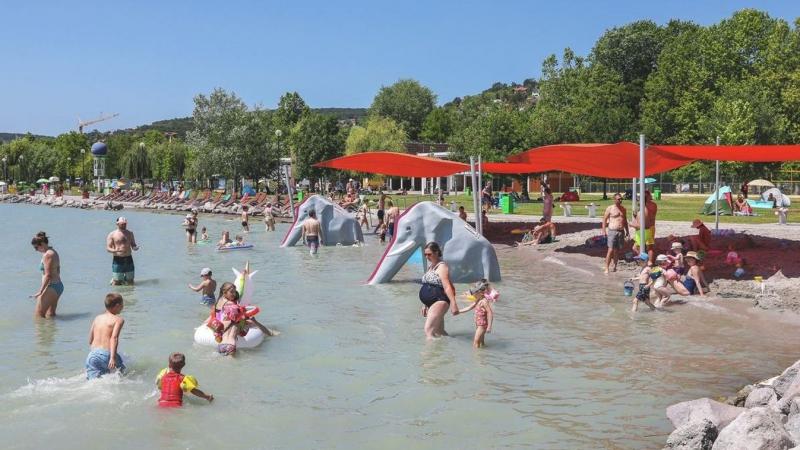 Fáradtan a tengerparti naplementék után, a magyarok ismét felfedezik a Balaton varázsát! Az Adriától való távolodás után a hazai tavak csodái és a balatoni élmények hívogatják őket. A Balaton mellett nem csupán a víz, hanem a hagyományok és a helyi ízek i