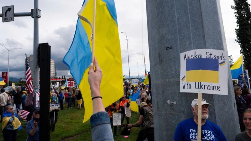 Tüntetés zajlott Anchorage-ben, ahol az orosz elnök amerikai földön való fogadása ellen emelték fel szavukat a demonstrálók a tárgyalások helyszínén.