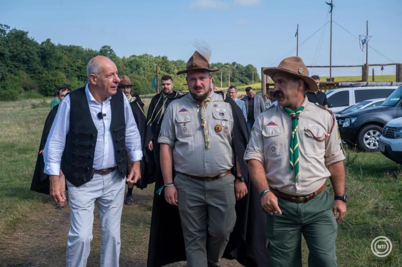 Sulyok Tamás hangsúlyozza, hogy a fiatalok közösségei kulcsfontosságúak, hiszen ők képviselik a jövő lehetőségeit és reményeit.