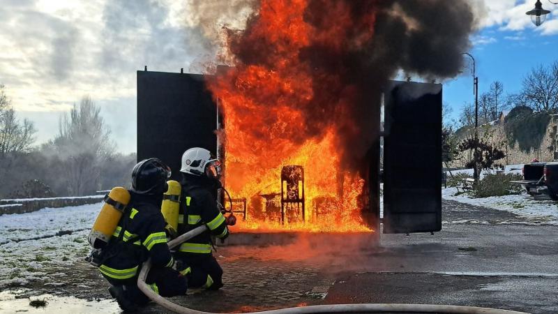 Sárospatakon, a festői Vízikapunál tűz ütött ki egy lakószobában lévő konténerben. A lángok gyorsan terjedtek, ami aggasztotta a környék lakóit. A helyszínre érkező tűzoltók gyorsan beavatkoztak, és sikerült megfékezniük a tüzet. A balesetről készült képe