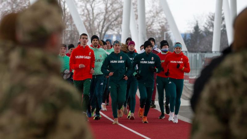 A Magyar Honvédség Sportszázada egy különleges karácsonyi adománygyűjtő futást szervezett, amelynek célja, hogy összefogja a közösséget és támogassa a rászorulókat az ünnepi időszakban. Az esemény nem csupán a sportág iránti szenvedélyről szólt, hanem arr