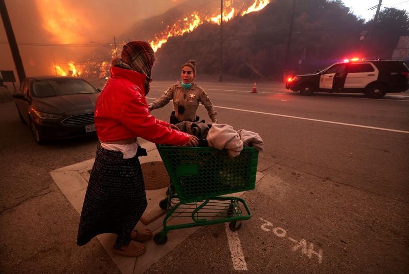 Több ezer embert próbálnak megmenteni a Los Angeles-i apokalipszis sűrűjéből, miközben a rémálom továbbra is teret nyer.