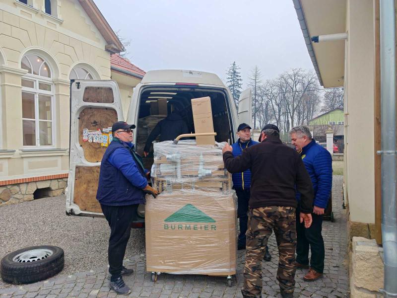 A kézdivásárhelyi Rotary Klub nagylelkűen adományozott betegágyakat egy helyi segélyszervezetnek, ezzel hozzájárulva a közösség egészségügyi ellátásának javításához.