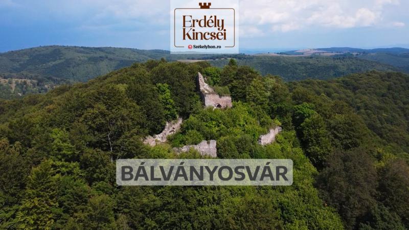 Erdély csodálatos kincseinek sorában kiemelkedő helyet foglal el a Bálványosvár, mely nem csupán történelmi emlék, hanem a táj szépségének és a székely kultúra gazdagságának szimbóluma is. A Bálványosvár romjai a festői Bálványos-hegy oldalában terülnek e