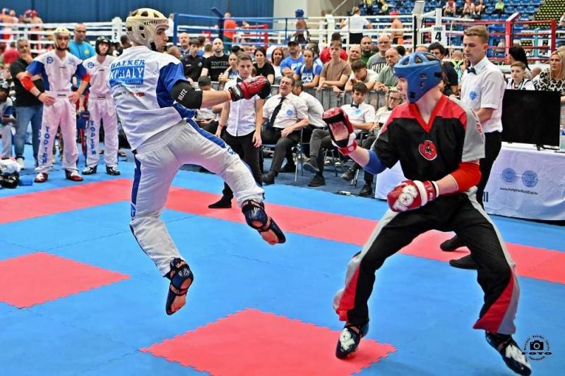 Olaszországban indították az évet a kick-boxosok | ma7.sk

Az új esztendőt a kick-box közösség Olaszországban köszöntötte, ahol izgalmas versenyek és edzések várták a sportág kedvelőit. A rendezvény célja nem csupán a versenyszellem fokozása volt, hanem a