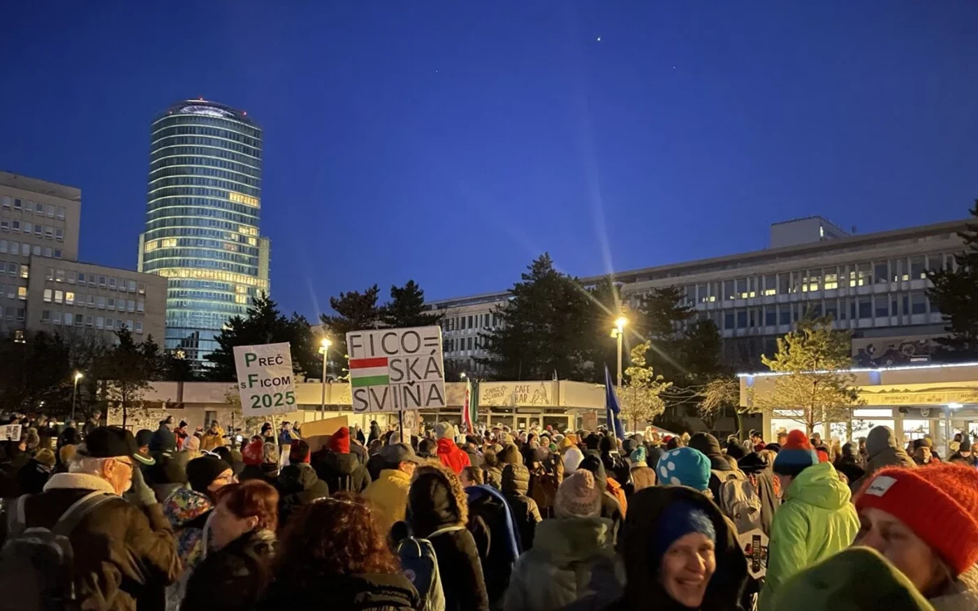 A puccskísérletről beszélő Fico mozgósította az embereket az utcáknak, ahol ezrek gyűltek össze, hogy kifejezzék nemtetszésüket a kormány politikai intézkedéseivel szemben.