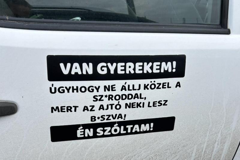 Természetesen! Íme egyedi megfogalmazásban a téma:

**5 tanács a figyelmetlen szülőknek, akik ilyen matricát ragasztanak az autójukra**

1. **Gondold át a példamutatást!** Az autód hátulján található üzenet nemcsak rólad, hanem a gyermekeidről is árulkodi