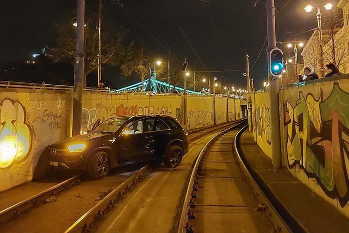 Budapesten, az éjszakai fények tengerében, egy részeg Mercedes-sofőr úgy döntött, hogy ő valójában egy villamos. Az utcákon zötyögve, hangosan dudálva és villogva, a járdán sétálókat próbálta meg megkerülni, mintha csak a síneken haladna. Az emberek döbbe