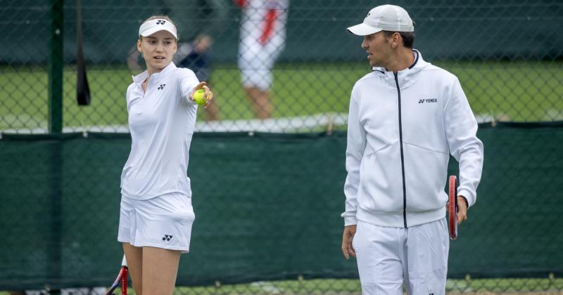 Az ügy egyre inkább bonyolódik, és a wimbledoni bajnoknő edzőjének eltiltása továbbra is érvényben marad.