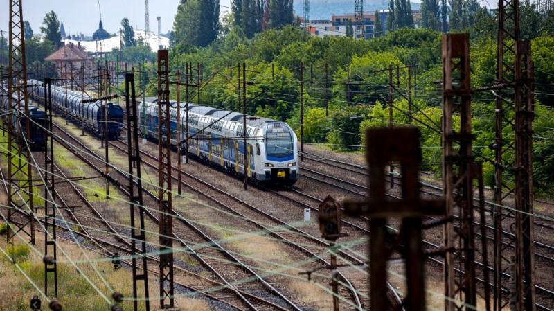 Sajnos baleset történt Babótnál, ahol egy vonat gázolt el valakit. A hatóságok azonnal a helyszínre érkeztek, hogy megkezdjék a vizsgálatokat és biztosítsák a területet. Az ilyen tragédiák mindig mély nyomot hagynak a közösségben, és fontos, hogy a megfel