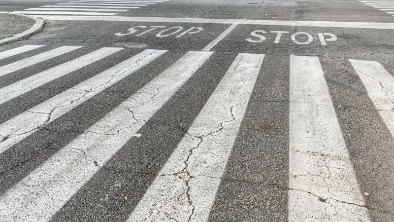 Fonyódon tragikus baleset történt, amikor egy édesanyát és két gyermekét elütöttek a zebrán. A térfigyelő kamera rögzítette az eseményeket, amelyeket most bemutatunk.