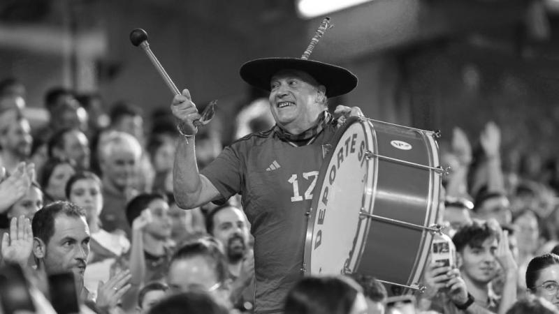A spanyol futball világát mély szomorúság borítja, hiszen elhunyt a válogatott legemblematikusabb szurkolója, akinek eltűnése hatalmas űrt hagy a szurkolói közösségben. Az ő lelkesedése és szenvedélye mindig is inspirálta a játékosokat, és emléke örökre m