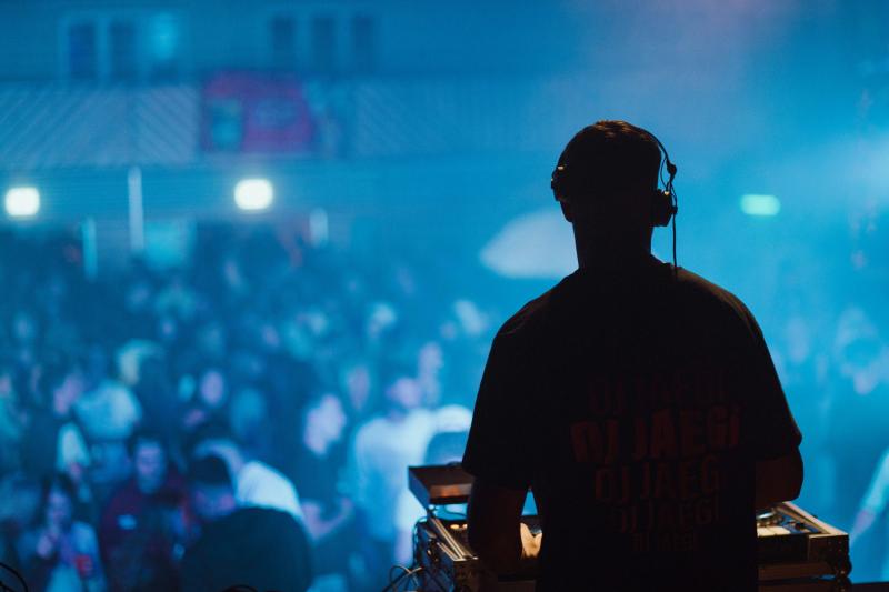 Egerben egy DJ lebukott, miután illegálisan másolt hangfelvételeket használt. A helyi hatóságok figyelmeztették a jogsértésről, ami komoly következményekkel járhat a zenész karrierjére nézve. A történet rávilágít arra, hogy a zenei iparban is fontos a jog
