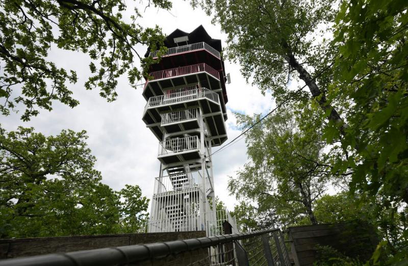 A kassai kilátótorony megújulása új színt visz a város életébe. A tervezett felújítás során modernizálják a torony szerkezetét, miközben megőrzik annak történelmi jellegét. Az új elemek beépítése mellett a látogatók számára interaktív élményeket is kínáln