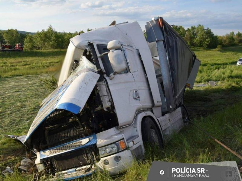 Felborult egy kamion a D1-es autópályán, jelentős anyagi kár keletkezett, amelynek értéke több tízezer euróra rúg. A baleset következtében forgalmi akadályok léptek fel, és a hatóságok sürgősen intézkedtek a helyszín biztosítása érdekében.