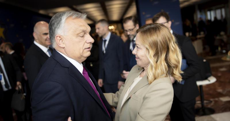 A nap különleges pillanata: Orbán Viktor és Giorgia Meloni szívélyes ölelése.