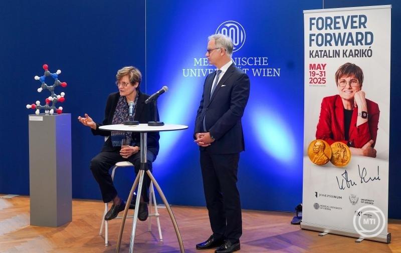 Karikó Katalin életét és munkásságát bemutató különleges kiállítás nyílt meg a bécsi Josephinumban. Az esemény célja, hogy a látogatók közelebbről megismerkedhessenek a tudós kiemelkedő hozzájárulásával a mRNS-alapú vakcinák fejlesztéséhez, amelyek jelent
