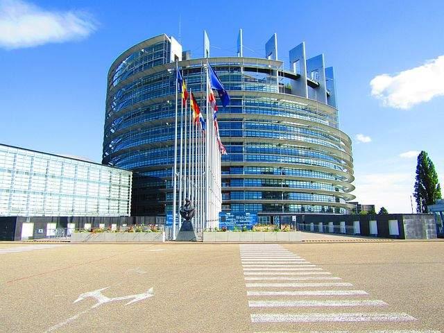 Az Európai Parlament nemrégiben új vámokat vezetett be az orosz és fehérorosz mezőgazdasági termékekre, amelyek célja a gazdasági nyomás fokozása a két országra. A döntés hátterében a geopolitikai feszültségek állnak, és a jogszabályok célja, hogy támogas