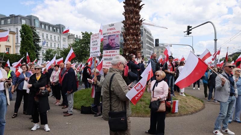 Lengyelország politikai tája felfordult - Trzaskowski és Nawrocki hívei hatalmas tömeggel vonultak fel Varsó szívében.