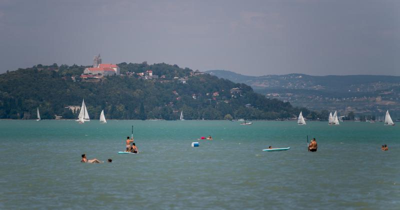 Balatonra néző szállás, több milliós jövedelem – úgy tűnik, a szezonális munkavállalók elvárásai a csillagokba szöktek!
