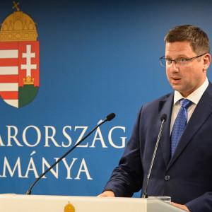 Adó 1 százalék: Gulyás Gergely kifejezte aggodalmait.