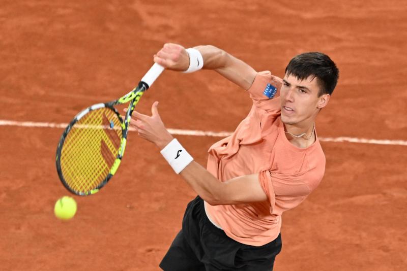 Marozsán Fábián bravúros teljesítménnyel szettet szerzett Carlos Alcaraz ellen, azonban a címvédő végül továbbjutott a Roland Garros harmadik körébe.