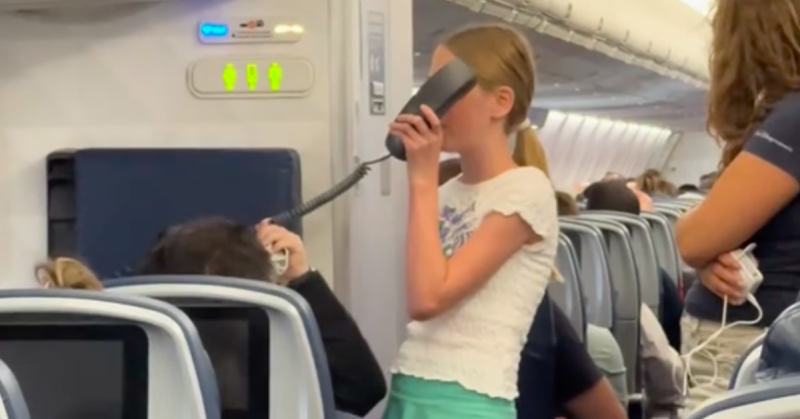 A repülőjárat már régóta késlekedik, mikor hirtelen egy fiatal lány előlép, és leemeli a stewardess mikrofonját... - Videó.