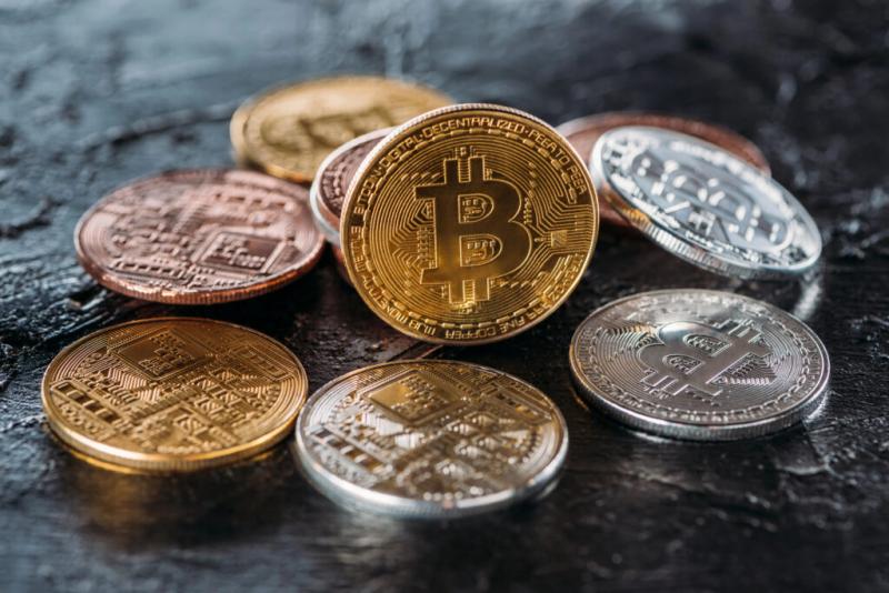 **Bitcoin 100,000 dollár felett – Itt a három kriptovaluta, amivel érdemes most befektetni | FinTechRadar**

A Bitcoin árfolyama átlépte a 100,000 dolláros határt, ami új lehetőségeket nyit meg a befektetők előtt. De miért érdemes most a kriptovalutákra f