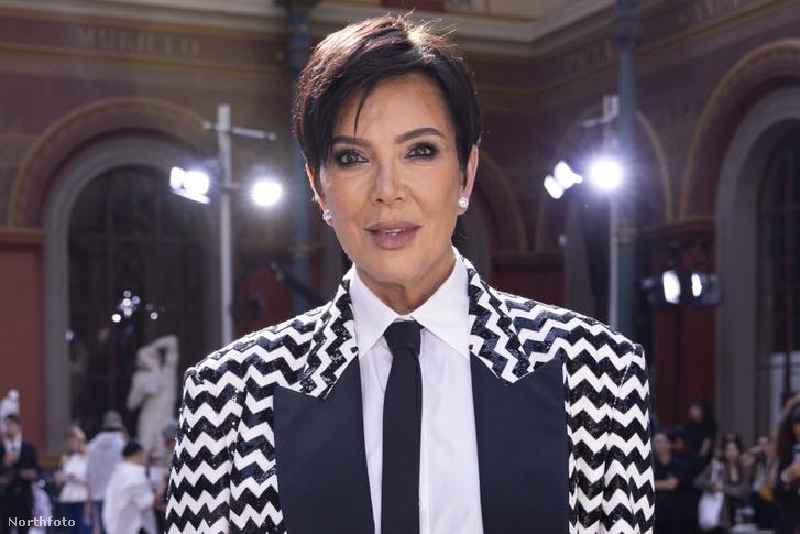 Kris Jenner máris üzletet épített saját arcműtétjéből, és most 14 ezer forintért kínál vicces ajándéktárgyakat, amelyek a beavatkozás körüli tréfákat idézik.