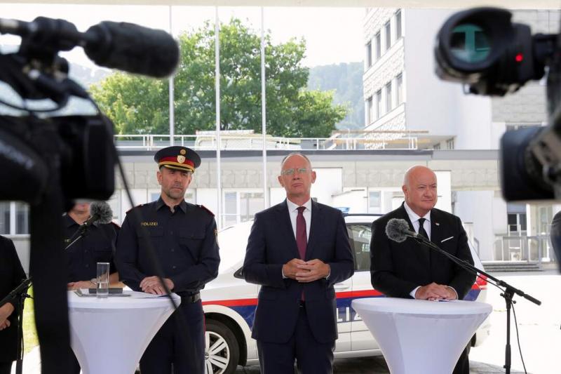 Háromnapos gyászt hirdetett az osztrák kancellár a grazi középiskolai lövöldözés következtében. A tragikus esemény mélyen megrázta az országot, és a vezetők arra kérik a közösséget, hogy egyesüljenek a fájdalmukban, és emlékezzenek meg az áldozatokról. Az
