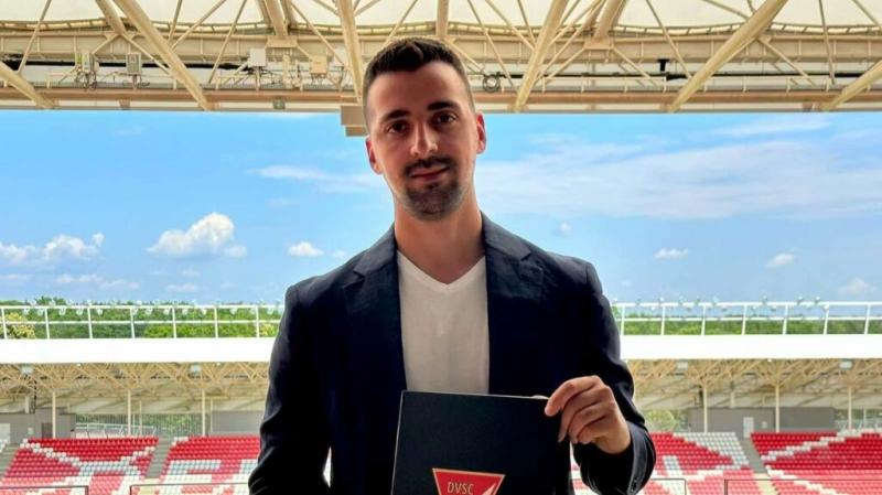 A DVSC-től elbúcsúzott, és a Ferencváros lehetséges Bajnokok Ligája riválisánál folytatja pályafutását – számolt be róla hivatalosan az M4 Sport.