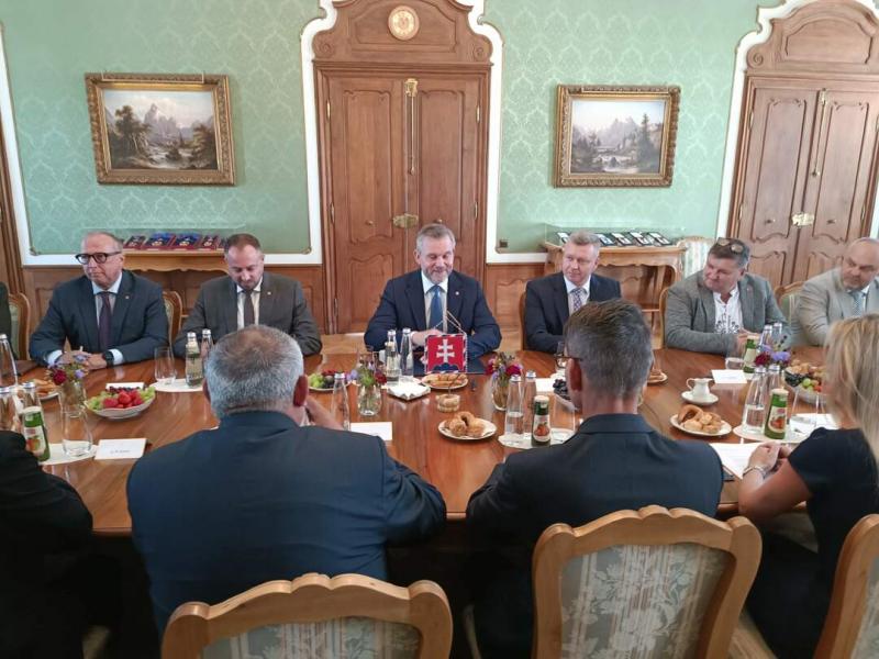 A Beneš-dekrétumok és a kettős állampolgárság kérdései nem kerültek terítékre az elnöki palota falai között | ma7.sk