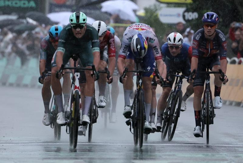 Olasz diadal az esőáztatta szakaszon, Pogacar megőrzi vezetését a Tour de France versenyén | M4 Sport