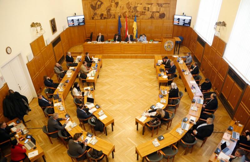 A kormányzati megszorítások következtében Pécs pénzügyi helyzete kritikussá vált, és a város önkormányzata 1,5 milliárd forintos hitelt kényszerült felvenni, hogy elkerülje a fizetésképtelenséget.