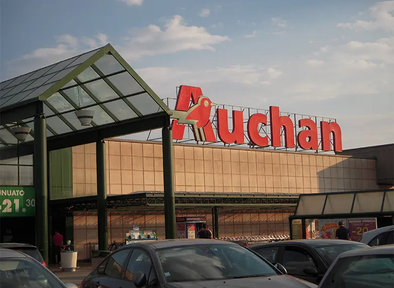A GVH (Gazdasági Versenyhivatal) gyanús kuponakciók kapcsán indított vizsgálatot, amelynek fókuszában az Auchan áll. A hatóság célja, hogy tisztázza, vajon a kedvezmények mögött nincsenek-e versenytorzító gyakorlatok, amelyek sérthetik a fogyasztók érdeke