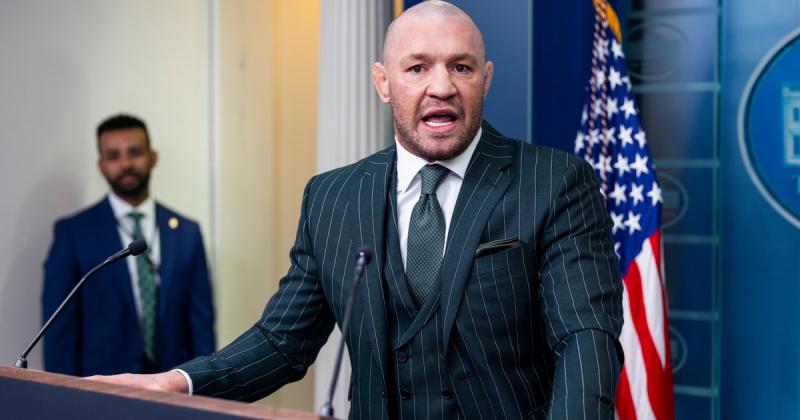 Conor McGregor, az UFC világszerte ismert sztárja, egy váratlan bejelentéssel lepte meg a közönséget: politikai ambíciókba kezdett, és aláírásgyűjtésbe fogott, hogy elérje, legyen ír államfő. Az ír harcművész nemcsak a ringben, hanem most már a politikai 