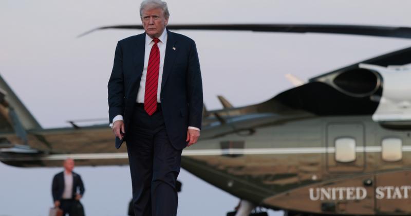 Donald Trump újra a figyelem középpontjába kerülhet, hiszen tervei szerint drasztikus vámemeléseket vezetne be, amelyek a gyógyszerek árát is jelentősen megemelhetik. A politikai táj képét tovább árnyalhatja, ha a javasolt intézkedések valóban életbe lépn