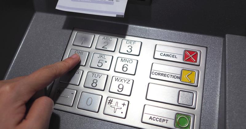Vészhelyzetekben kerüld el az ATM használatát! Ha észreveszed, hogy valami gyanús történik, jobb, ha távol tartod magad, mert a profi bűnözők könnyedén hozzáférhetnek a bankszámládhoz.