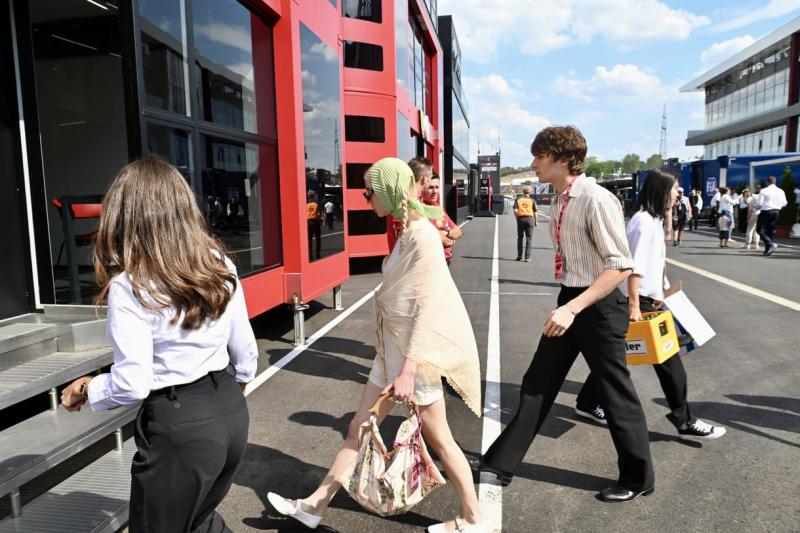 Anya Taylor-Joy és férje a Sziget VIP-részlegében tűntek fel, és az esemény varázsa azonnal magával ragadta őket.