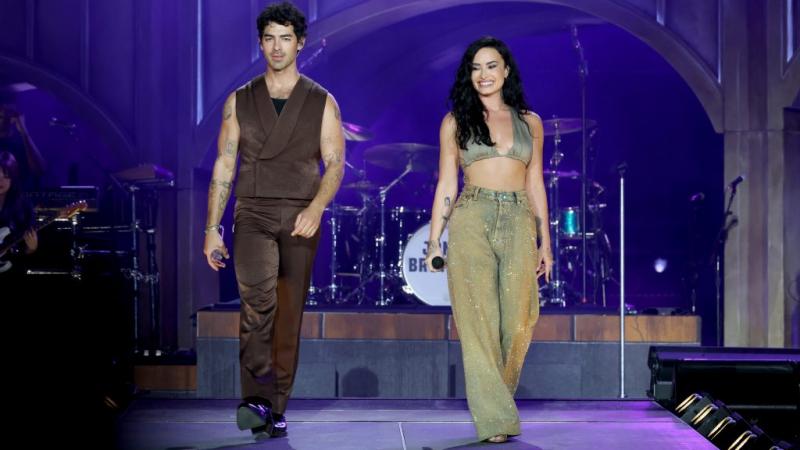 Demi Lovato váratlanul bukkant fel a Jonas Brothers koncertjén, ezzel igazi meglepetést okozva a közönségnek.