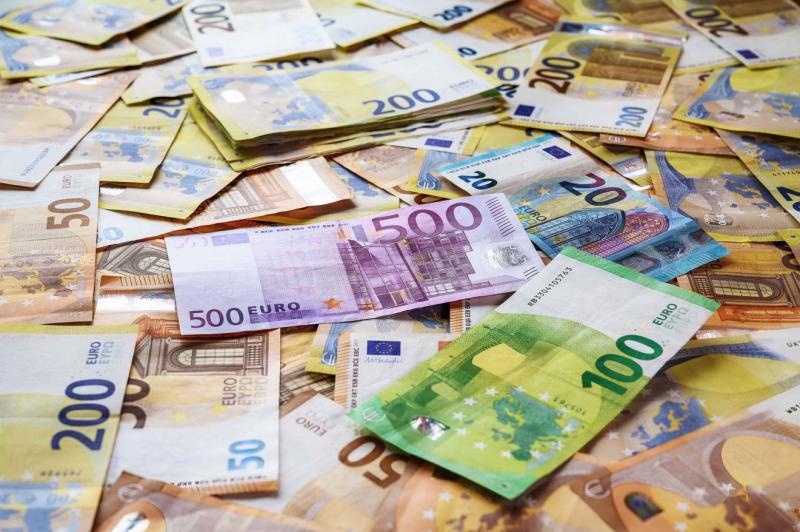 Az Európai Unió újabb pénzügyi támogatást nyújtott Ukrajnának, amelyet a zárolt orosz pénzügyi eszközök hozamából finanszíroznak. A döntés célja, hogy segítséget nyújtson az ország számára a jelenlegi válság idején, és elősegítse a gazdasági stabilitást. 