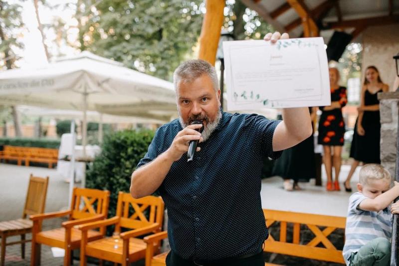 **Villáminterjú Kiss Bencével: A káromkodás mint a műveltség része**

Kiss Bencével, a közismert íróval és gondolkodóval beszélgettünk a káromkodás világáról, és arról, hogyan kapcsolódik ez a nyelvhasználat a kultúrához és a személyes kifejezéshez.

**Nő