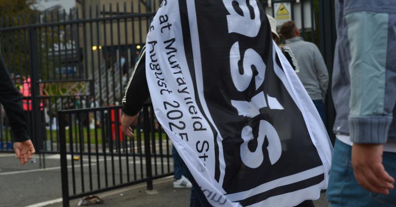 Tragikus hír érkezett Edinburghból: egy Oasis-rajongó életét vesztette a zenekar koncertsorozatának zárónapján. Az esemény, amely sokak számára felejthetetlen élményt jelentett, szomorú véget ért, amikor a fiatal rajongó hirtelen elhunyt. A zenekar iránti