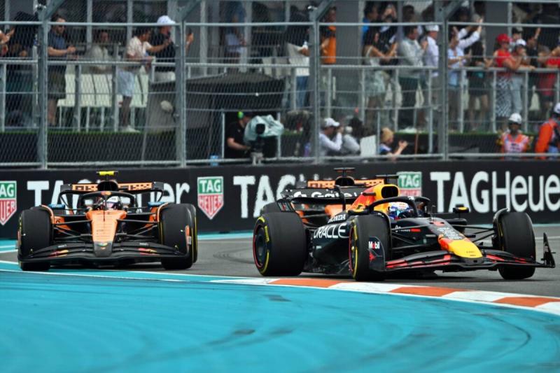Verstappen a versenypályán való szabálytalanságokat egy igazi művészeti formává emelte.